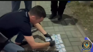 Алматыда азаматтардан ақша бопсалады деген күдікке ілінген жалған полицейлер ұсталды