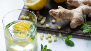 Неге лимон мен бал қосылған су ішкен пайдасыз? Дәрігер түсіндірді