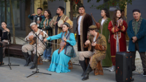 «Алматы аялдамасы»: әртістер қала тұрғындарын тосынсый концертпен қуантты