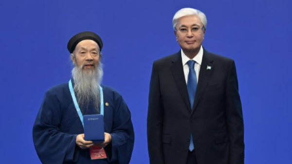 توقايەۆ الەمدىك جانە ءداستۇرلى دىندەر كوشباسشىلارىنىڭ سەزىندە ءبىر توپ ادامدى ماراپاتتادى