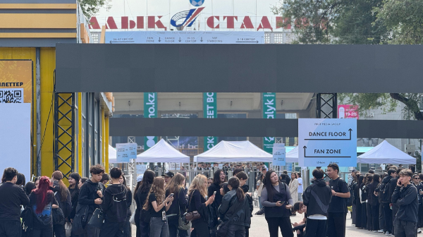 Vackstreet boys Almatyda: Ortalyq stadıonda ne bolyp jatyr? (sýretter)