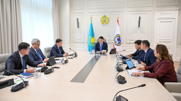 Almaty ákimi "Taza Qazaqstan" aksıasy aıasyndaǵy kúzgi aǵash otyrǵyzý josparyn talqylady