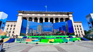 Алмалы қаланың туған күні тойланып жатыр