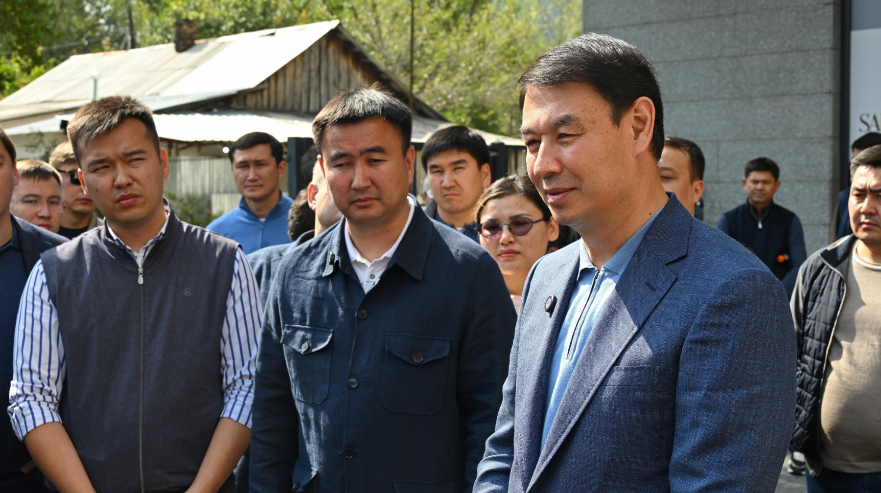 Darhan Satybaldy «Dom na Abaıa» turǵyn úı kesheniniń elektr jelilerin baqylaýǵa aldy