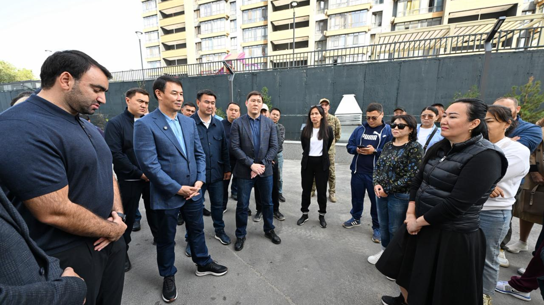 Almaty ákimi Four Seasons TÚK turǵyndarymen kezdesti