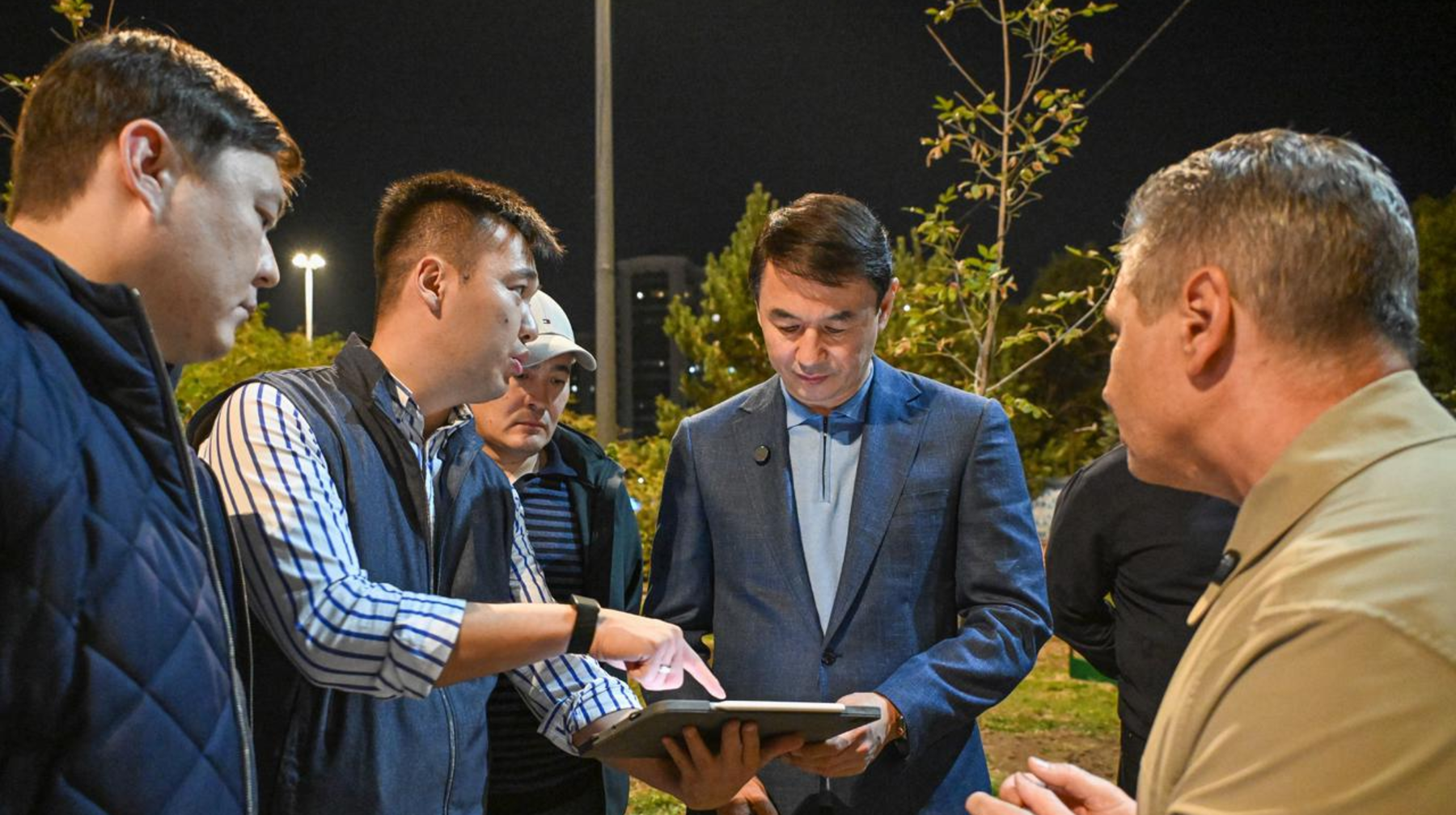 Almaty ákimi megapolısti jaryqtandyrý jumystarynyń qarqynymen tanysty