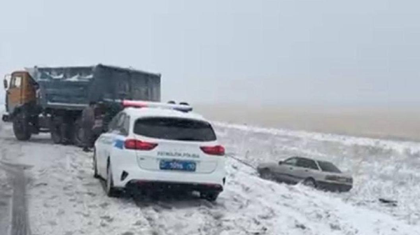 Qostanaı oblysynda alǵashqy qar:  9 kólik jol jıegine túsip ketti