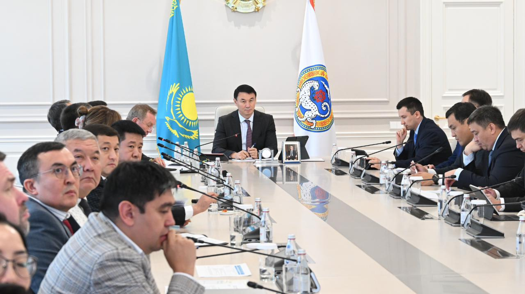 Almaty ákimi ekonomıkanyń negizgi salalaryn damytýǵa arnalǵan 8 jobany qarady