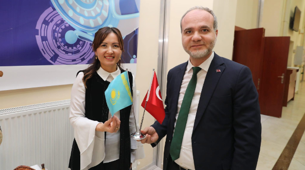 10 jyl boıy Túrkıadaǵy ýnıversıtette sabaq beretin qazaq muǵalimi