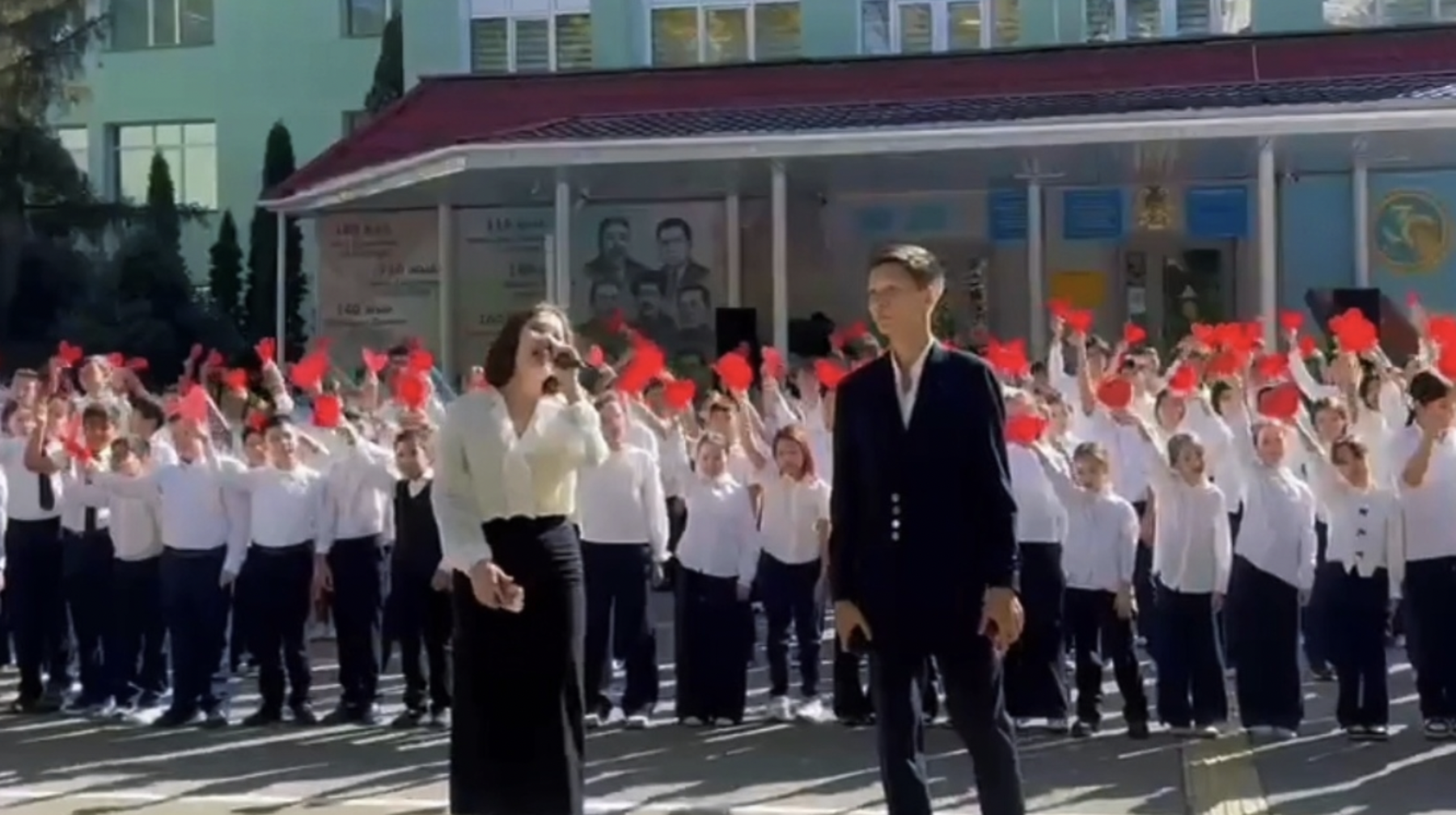 Eki myńnan astam oqýshy Qazaqstan ustazdaryna arnap án shyrqady