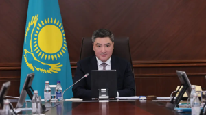 Сирек жағдай: премьер-министр жиын үстінде "шұғыл қоңырауға" жауап беріп, залдан шығып кетті