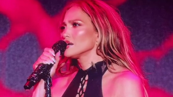 "Ol meni qydyqtady". Djeı Lo Almatyda ótken konsertindegi qyzyq oqıǵa týraly aıtty