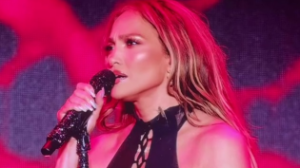 "Ол мені қыдықтады". Джей Ло Алматыда өткен концертіндегі қызық оқиға туралы айтты