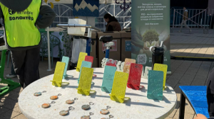 Алматылық смогтан жасалған сия, велошредер және қайта өңделген пластиктен жасалған шахмат