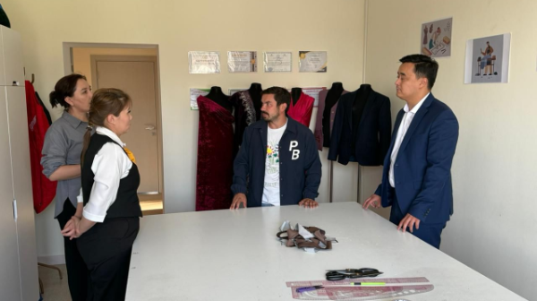 Almatyda toqyma qaldyqtaryn qaıta óńdeý jáne áıelderdi qoldaý jónindegi birlesken joba júzege asyrylyp jatyr