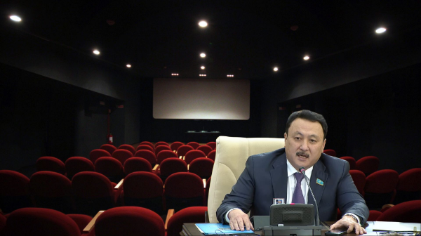 Kóldeneń kók atty fılm túsirip ketti - Amanjol Áltaı qazaq kınosyn synap tastady 
