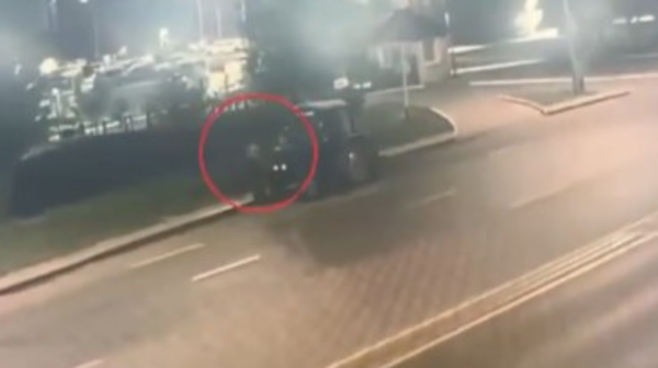 Astanada mas er adam traktordy aıdap ketken