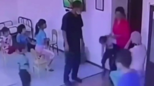 Атырау облысында тәрбиеші мүгедектігі бар баланы ұрып‑соқты: қылмыстық іс қозғалды