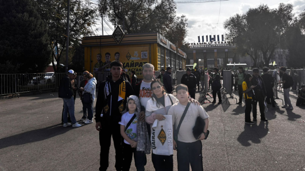 Қазақстанның түкпір-түкпірінен және шетелдерден келген жанкүйерлер «Қайрат» пен «Астана» матчына Алматыға жиналды