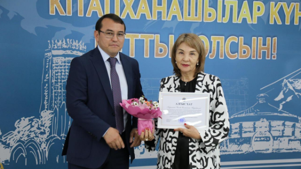 كىتاپ ءيىسى سىڭگەن ءومىر:  الماتىدا كىتاپحاناشىلار كۇنى اتالىپ ءوتتى