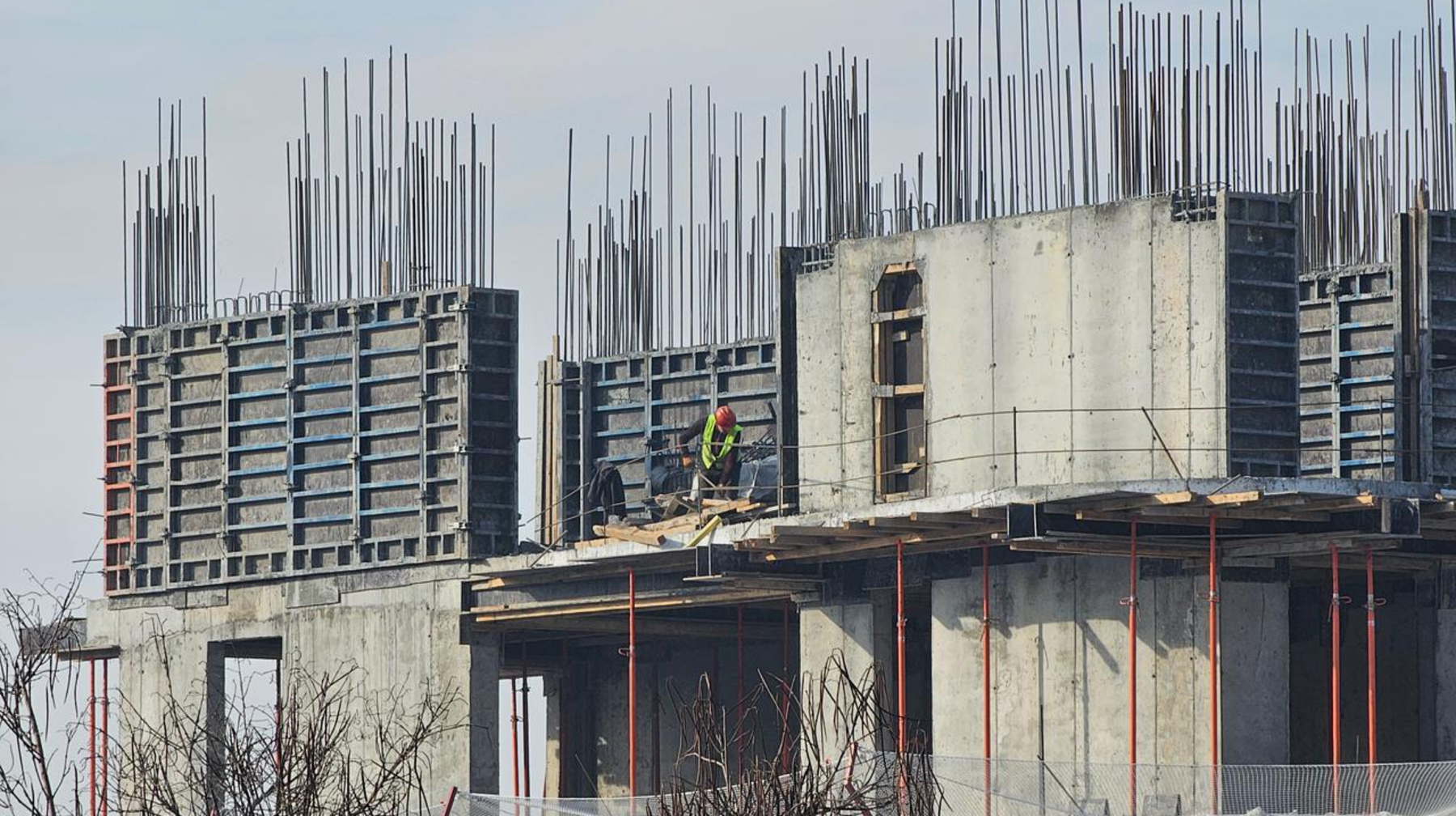 Ákimshilik aıyppuldar jáne qurylys lısenzıalarynan aıyrý: Almatyda birqatar merdiger jaýapkershilikke tartyldy