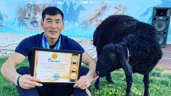 اۋىلدان شىققان قايسار ۇلان: الماتىداعى اسكەري سپورتشى الەمدىك جارىستاردا كوزگە ءتۇسىپ ءجۇر