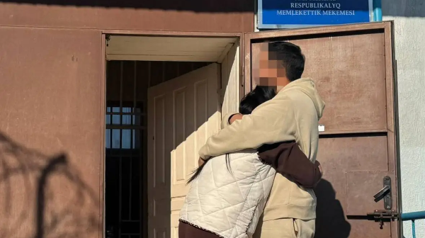 ەر ادام ءۇش جىل جازاسىن وتەگەن ايەلىن كولونيا قاقپاسىنان كۇتىپ الدى