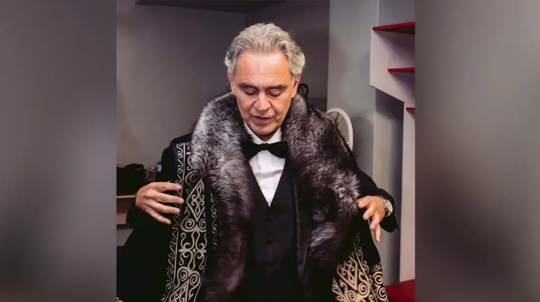 Әйгілі Андреа Бочеллиге қазақ шапаны тарту етілді