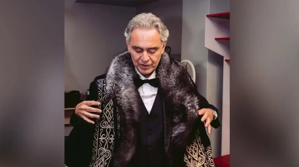 ايگىلى اندرەا بوچەلليگە قازاق شاپانى تارتۋ ەتىلدى