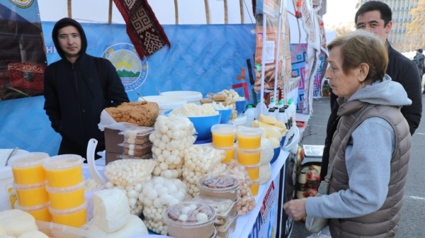 Almatyda Shyǵys Qazaqstan fermerleriniń aýylsharýashylyǵy jármeńkesi ótti