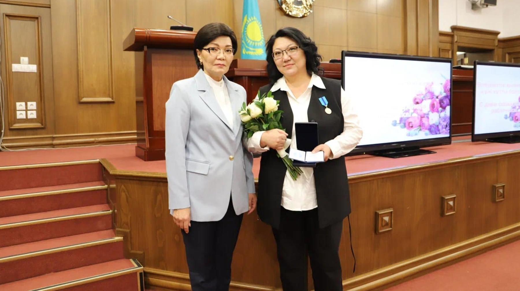 «Aıala» áleýmettik qyzmet ortalyǵynyń qyzmetkeri «Eren eńbegi úshin» tósbelgisimen marapattaldy