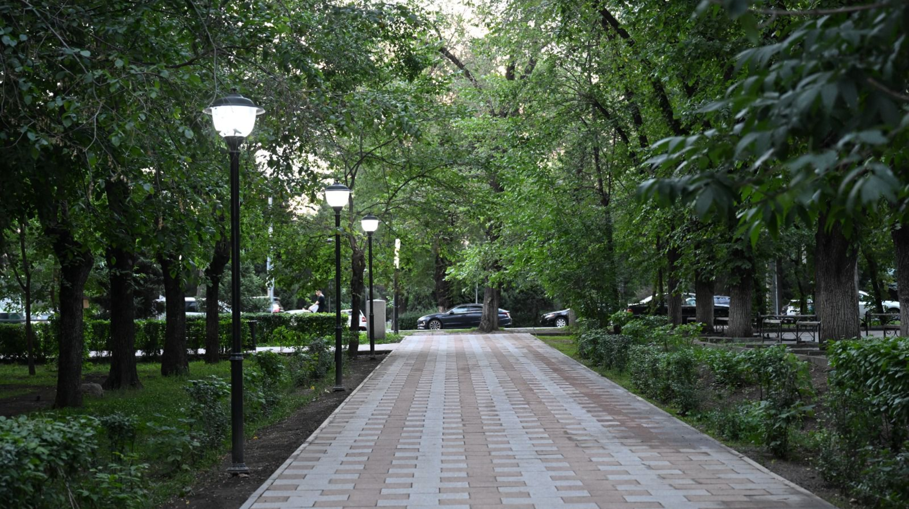 Almaly aýdanynda jańa saıabaqtar ashylyp, kósheler kógaldanyp jatyr  