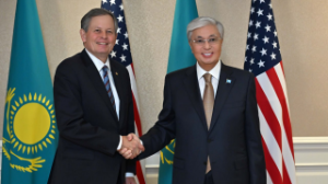  Тоқаев америкалық сенатор Стив Дэйнсті марапаттады