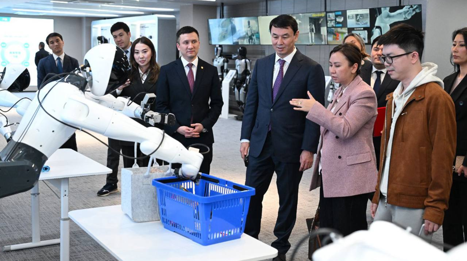 Алматы әкімі робототехника және жасанды интеллект саласындағы стратегиялық ынтымақтастықты бастау мақсатында AgiBot компаниясының негізін қалаушының бірімен кездесті