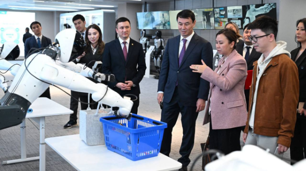 Алматы әкімі робототехника және жасанды интеллект саласындағы стратегиялық ынтымақтастықты бастау мақсатында AgiBot компаниясының негізін қалаушының бірімен кездесті