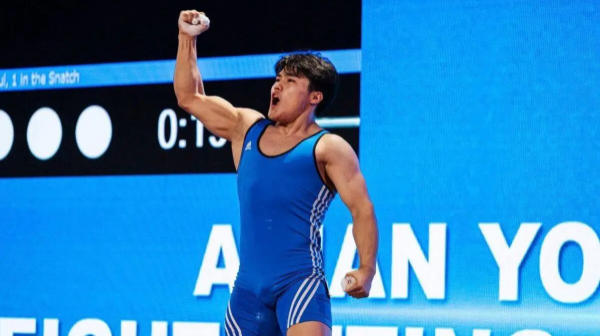 Қазақстандық ауыр атлет Эр-Риядтағы жарыста қос медаль жеңіп алды