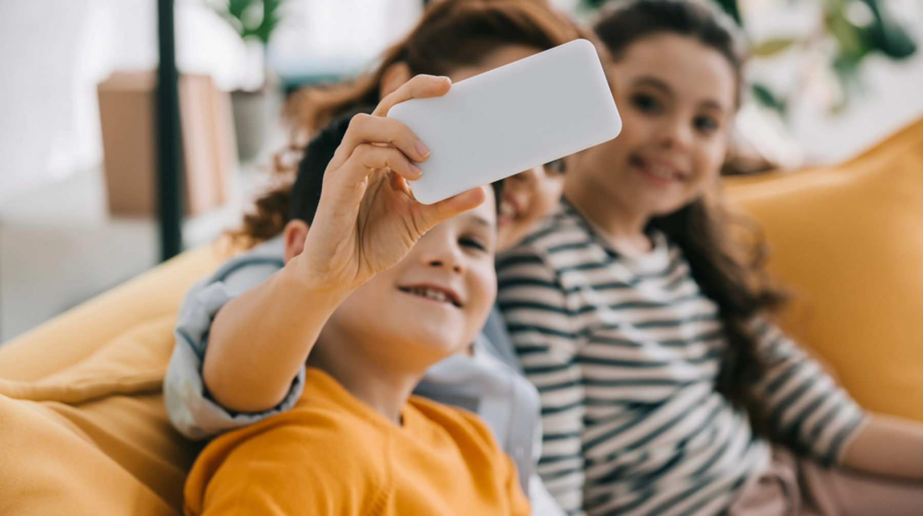 مەكتەپتە سمارتفون قولدانۋعا تىيىم سالۋ ۇسىنىلدى