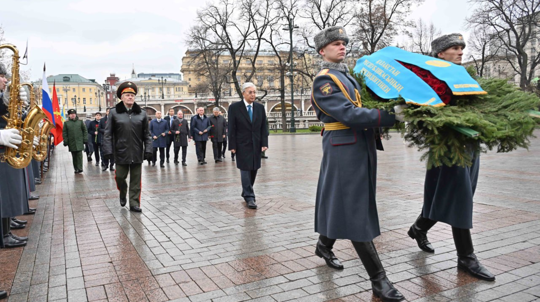 توقايەۆ "بەلگىسىز جاۋىنگەر بەيىتى" ەسكەرتكىشىنە گۇل شوعىن قويدى