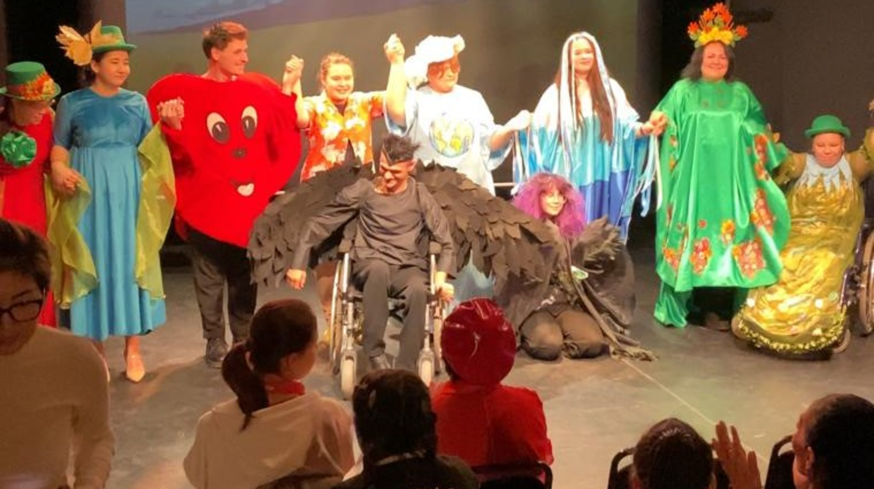 Алматыда инклюзивті театрдың «SOS Жер» қойылымы өтті