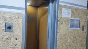 Almatyda áıel adam lıft shahtasyna qulap ketti