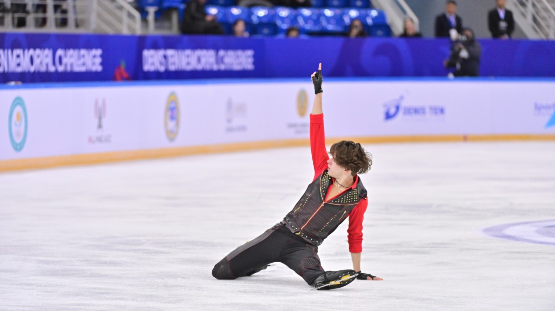 Мәнерлеп сырғанаушы Михаил Шайдоров Гран-при кезеңінің қысқа бағдарламасында үшінші орын алды