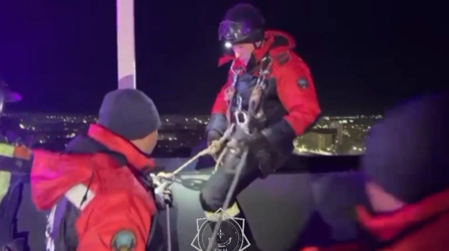 17-қабаттан секірмек болған бойжеткен құтқарылды  