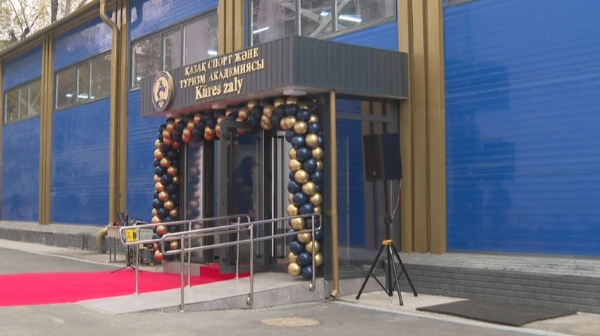 Almatyda Qazaq sport jáne týrızm akademıasynyń jańa zamanaýı kúres sport kesheni ashyldy