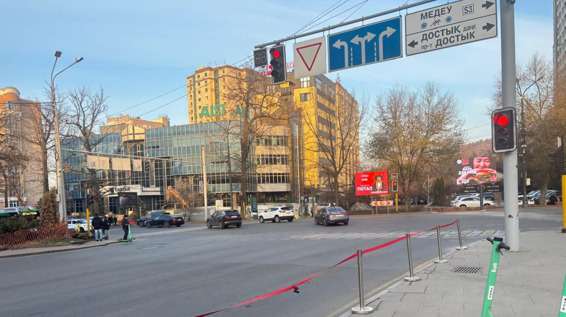 Алматының Достық даңғылы мен Жолдасбеков көшесінің қиылысында қозғалыс сызбасы өзгерді