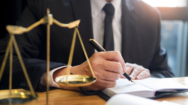 Шетелден көлік әкелемін деп уәде берген: Елордада әйел бірнеше рет алаяқтық жасағаны үшін сотталды