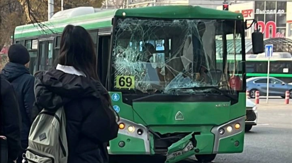 Almatyda eki avtobýs soqtyǵysyp qaldy: zardap shekkender bar  