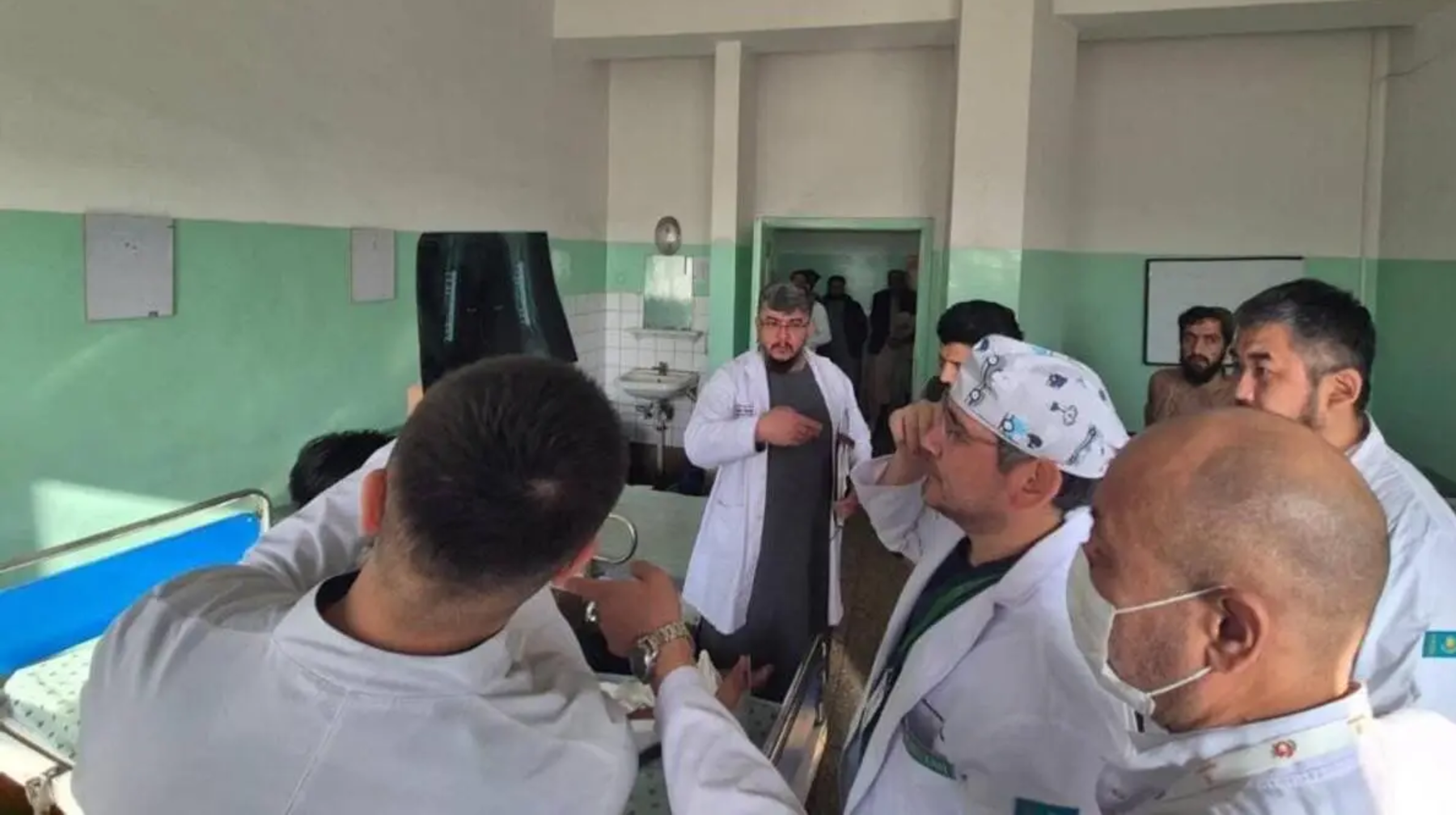 جەر سىلكىنىسى سالدارى: قازاقستاندىق حيرۋرگتەر اۋعان حالقىنا كومەك كورسەتىپ جاتىر