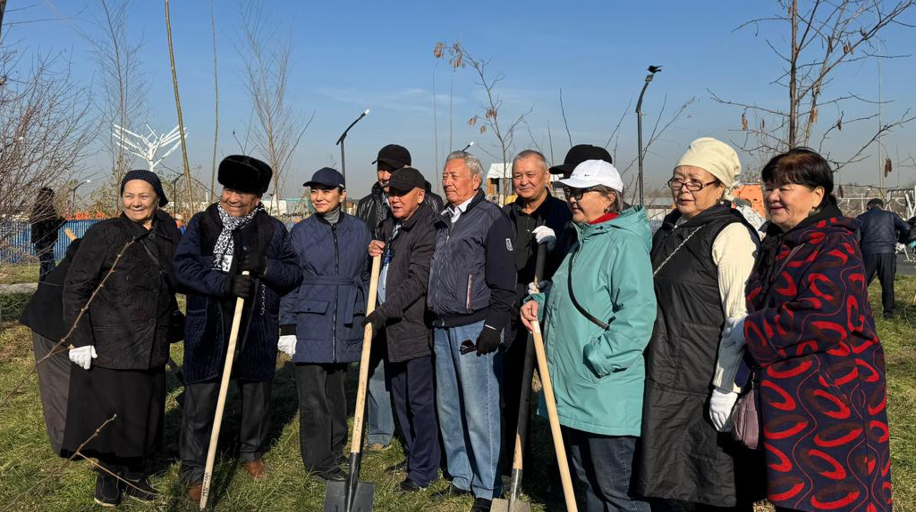 Алматының Наурызбай ауданында жасыл желек отырғызу жұмыстары қарқын алып отыр