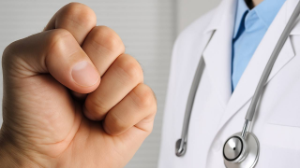 قازاقستاندا مەديسينا قىزمەتكەرلەرىنە زورلىق-زومبىلىق جاساعانى ءۇشىن جازا كۇشەيەدى