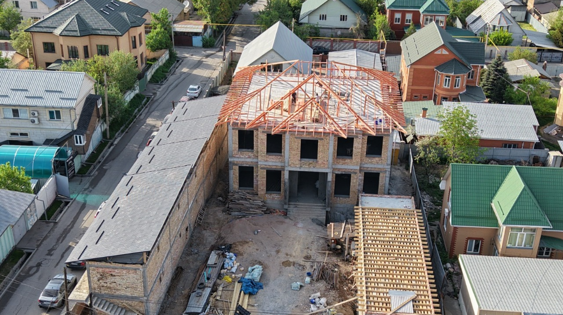 Алматыда заңсыз салынған ірі нысан сүріліп жатыр